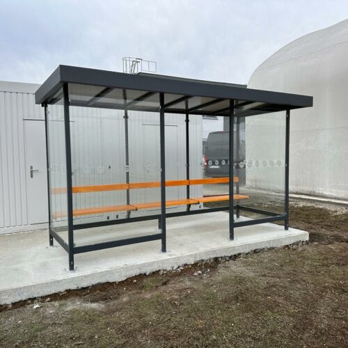 Hier zien we de multifunctionele overkapping Nova als een rookabri. De overkapping heeft 6mm gehard glas voor een open uitstraling en is voorbereid voor beplanting, waardoor het een milieuvriendelijke keuze is.