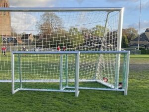 De 1.8 x 1.2m uitvoering van deze aluminium voetbaldoelen. Ideaal op de training. Voetbaldoelen van aluminium D80mm geprofileerd met inwendige hoekverstevigingen.