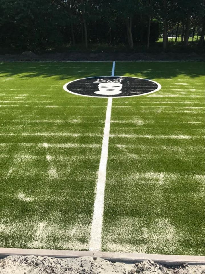 Kunstgras speelvloeren 35 Nog een afbeelding van de kunstgras speelvloer met ingelegde belijningen en logo.