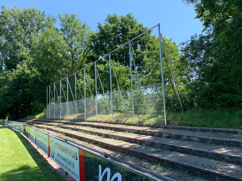 Hoe hoog moet een ballenvanger zijn? Alles over hoogte, netten, constructie en fundering 5 Ballenvangers met 2m dsm onder en 3m net boven voorzien van schoren op voetbalveld