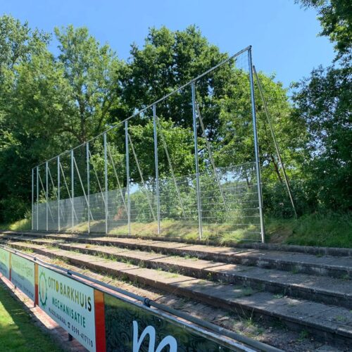 Ballenvanger op maat 135 Ballenvangers met 2m dsm onder en 3m net boven voorzien van schoren op voetbalveld