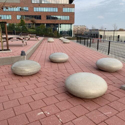 Betonnen zitelementen. De reuzen Smartie 63 Onze betonnen zitelementen in Bergschenhoek