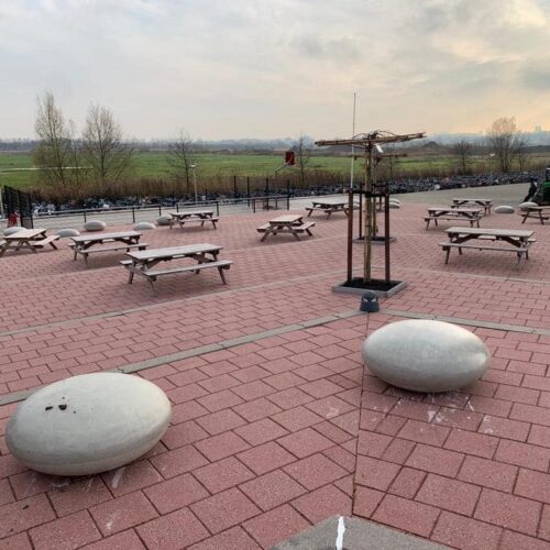 Betonnen zitelementen. De reuzen Smartie 64 Betonnen zitelementen, 14 van onze grote Smarties in de kleur grijs met anti grafitticoating in Bergschenhoek