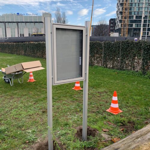 Informatieborden Top-Line 55 Montage van een kleine uitvoering van deze informatieborden, die we in de gemeente Utrecht geplaatst hebben, op deze afbeelding kunt u zien hoe eenvoudig het is om de staanders te inbetonneren.