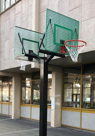 Basketbalpaal model Duo 2 Oerdegelijke basketbal staander volbad verzinkt met twee anti-vandaal basketbalborden aan weerszijden.Dankzij de mogelijkheid om de ringhoogtes zelf te kiezen, biedt deze dubbele basketbalpaal maximale flexibiliteit voor zowel jongere spelers als volwassenen die sportief uitgedaagd willen worden.