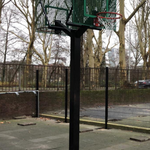 Basketbalpaal model Duo 23 Standaard geleverd met verzinkte staander, deze staander kan in iedere ral kleur gepoedercoat worden. Meerprijs 100,00 ex btw.