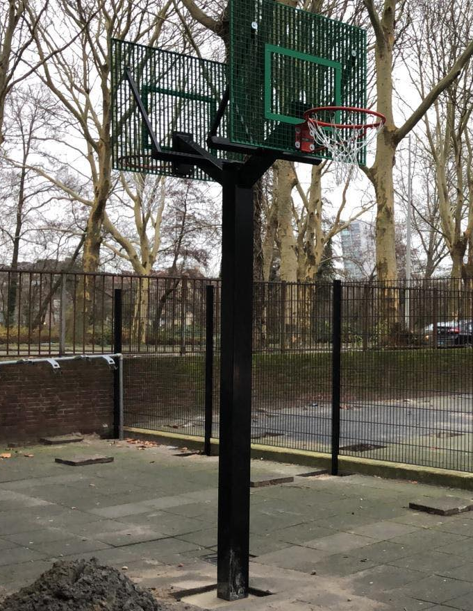 Basketbalpaal model Duo 4 Standaard geleverd met verzinkte staander, deze staander kan in iedere ral kleur gepoedercoat worden. Meerprijs 100,00 ex btw.