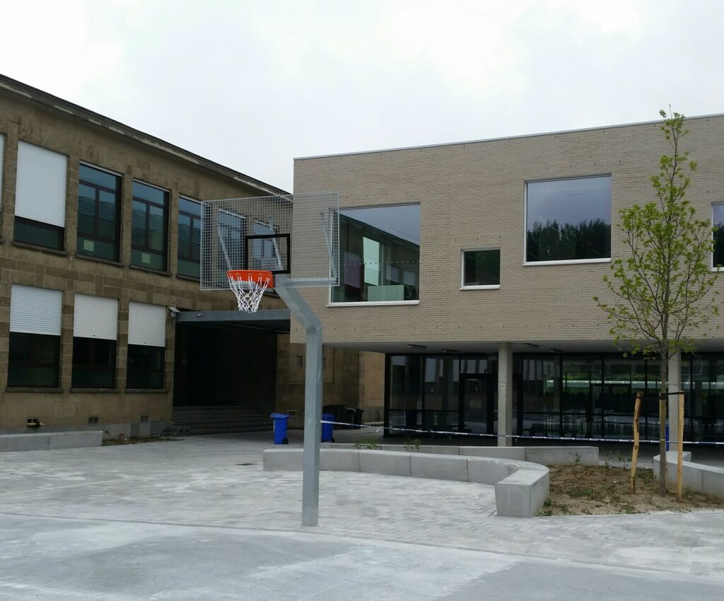 Basketbal op schoolplein of speelplein: afmetingen, basketbalpalen en inrichting 2 De duurzame basketbalpaal met antivandaal wedstrijdformaat basketbalbord.