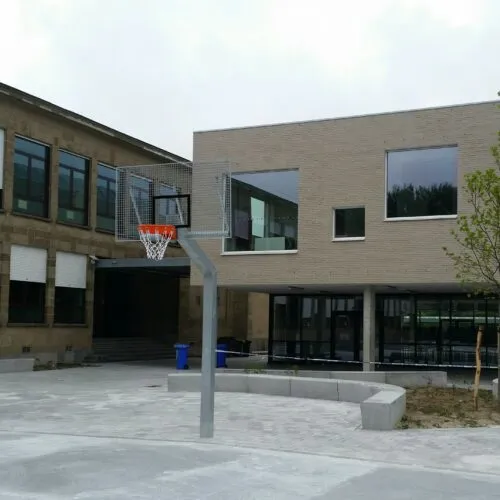 De duurzame basketbalpaal met antivandaal wedstrijdformaat basketbalbord.