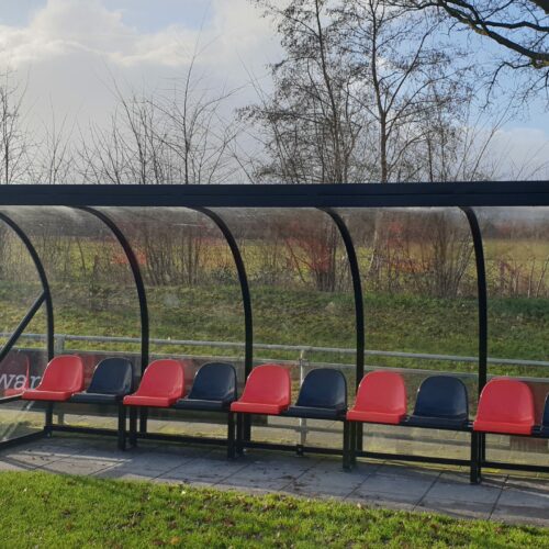 Dug out model 195 16 Dugout type 195, extra diepe dugout gecoat in RAL9005 voorzien van kuipstoeltjes in rood/zwart