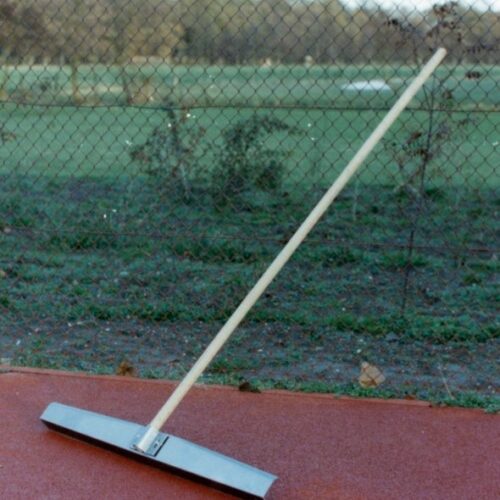 Aluminium schuimer om mos te verwijderen en de tennisbaan te egaliseren.