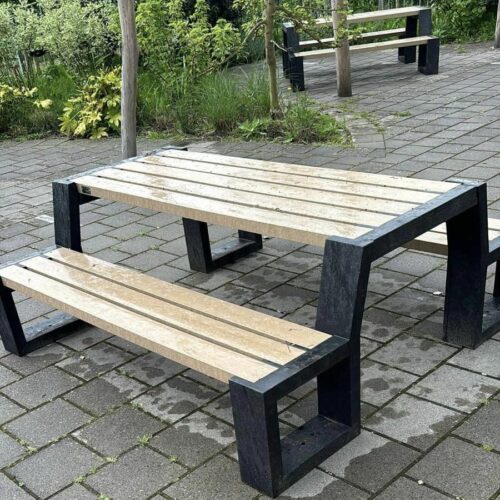 KUnststof Picknicktafel Matrix 44 Picknicktafel Matrix kleur sand-beige in de regen. Op deze afbeelding kunt u goed zien dat regen geen vat op deze picknickset heeft.