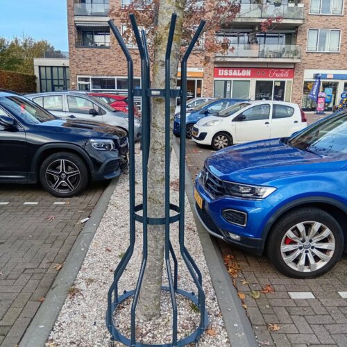 Boomkorf, model Miranda 9 Bescherm uw bomen zonder in te leveren op design. De Boomkorf Miranda is verzinkt, gepoedercoat en leverbaar in verschillende RAL-kleuren. Gemeente Heemskerk