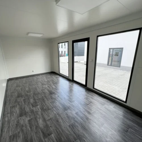 Modulaire kantoorunit 6x3 m 22 Binnenzijde Unit 6 x 3m. Creëer jouw ideale werkplek met kantoorcontainers: Flexibiliteit, comfort en topkwaliteit.