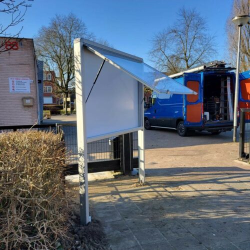 Buiten informatiebord Superior. Leverbaar met gehard veiligheidsglas of met polycarbonaat. Diverse afmetingen leverbaar.