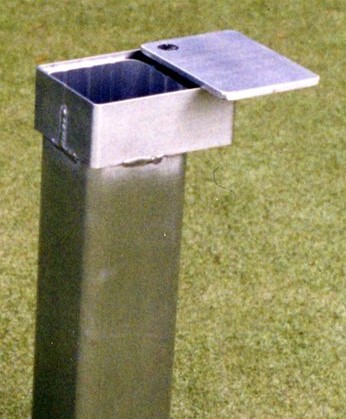 Grondpot met vast vlakke inliggende en afsluitbare deksel 1 Eenvoudig afsluitbare grondpotten voor netpalen 80 x 80 mm