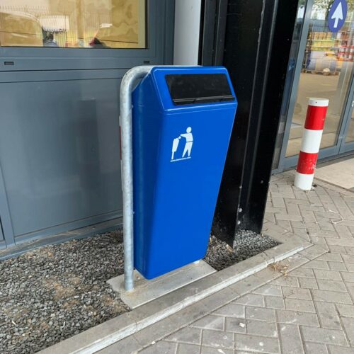 Buiten afvalbak Bima L. Kleur blauw in openbare ruimte.