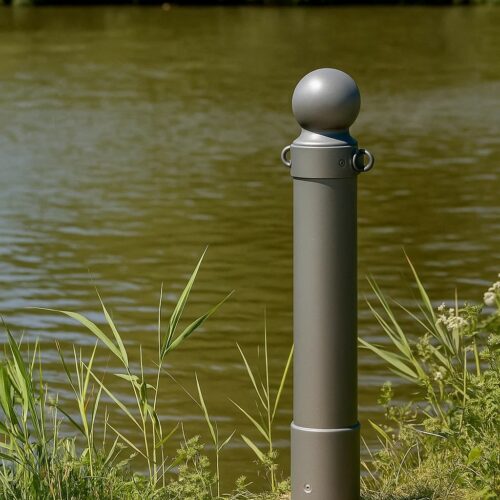 Afzetpaal langs de waterkant, voorzien van een aansluiting voor een ketting.