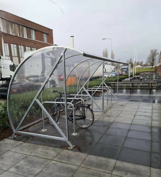 Fietsschuilplaats met fietsen en fietsnietjes
