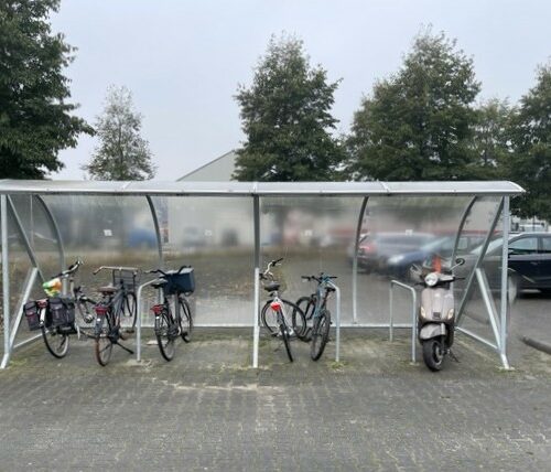 Fietsoverkapping BF1000 – Halfrond & Transparant 255 Fietsenstalling met fietsen en scooter Lengte 6 meter.