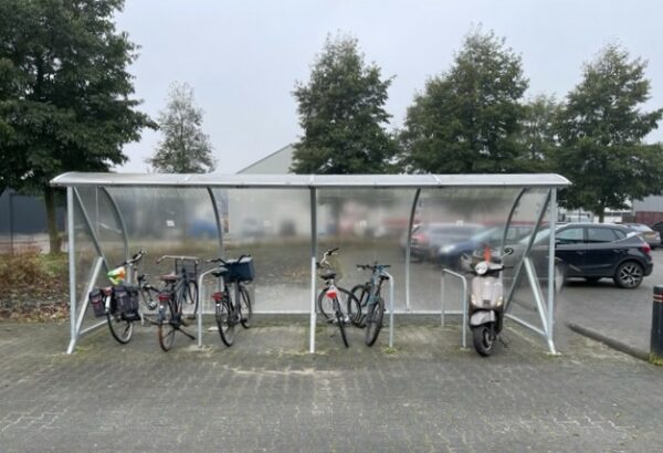 Fietsenstalling met fietsen en scooter Lengte 6 meter.