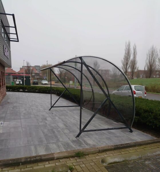 Overdekte fietsenstalling bij een gebouw