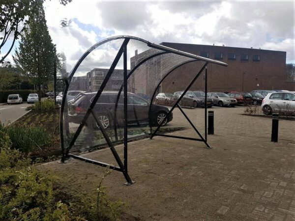 Fietsoverkapping gebruikt als rookabri