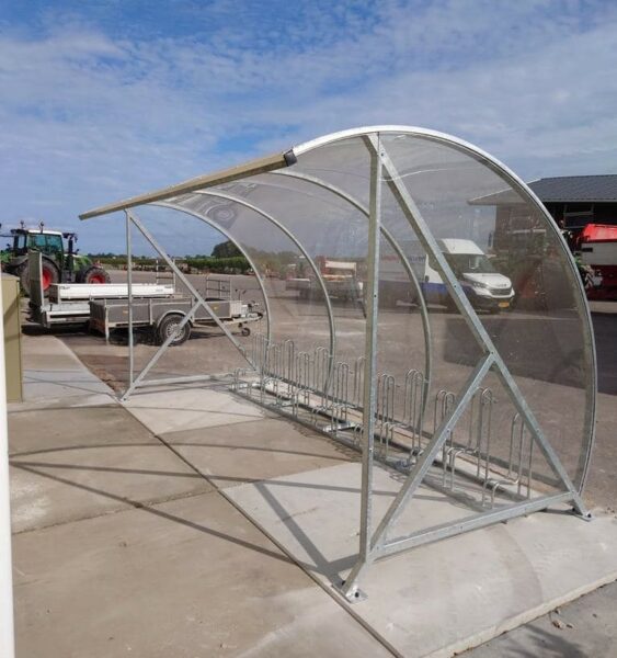 Fietsschuilplaats met metalen structuur op stelcon gemonteerd