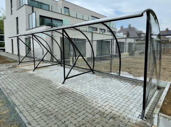 Fietsschuilplaats met moderne constructie en transparante kap