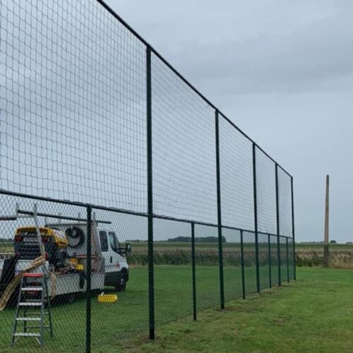 Ballenvanger op maat 145 Ballenvanger 2 meter gaas (geplastificeerd en een net boven 3 meter (geknoopt Pe). St Eloois in België. Slechts 1 van onze vele mogelijkheden als het om ballenvangers gaat.