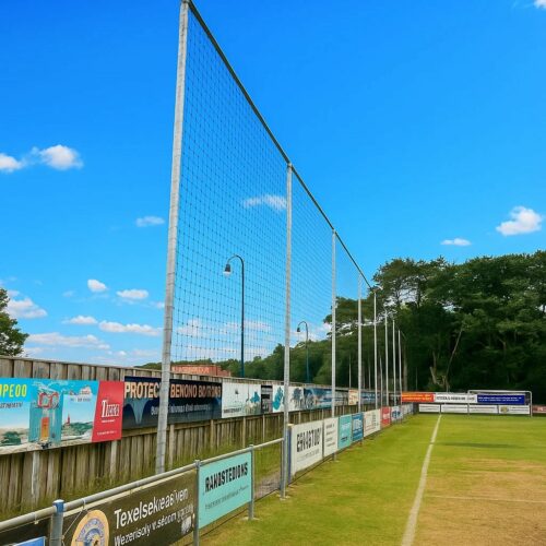 Ballenvanger op maat 163 Deze op maat gemaakte ballenvanger op Texel biedt optimale veiligheid dankzij de hoogte van 6 meter en een engte van 35 meter. Net geknoopt Pe, maas 120x120mm.