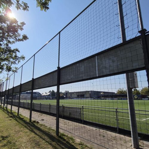 Ballenvanger op maat 159 Kies voor een veilige en nette afwerking van uw sportaccommodatie met balvangers voor iedere sport, in elke gewenste hoogte en lengte.