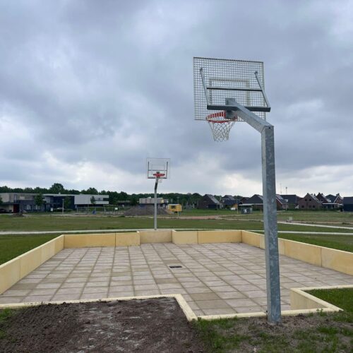 Basketbalpaal model Classic 95 Door ons aangelegd basketbalveldje met onze basketbaldoelen model Classic met verzinkt antivandalisme roosterborden in Borger. Zowel de palen als de basketbalborden verzinkt.