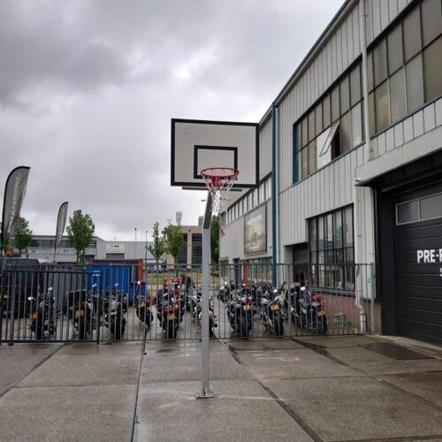 Basketbalpaal model Classic 75 Fraai, duurzaam en voordelige basketbalpaal voor speel en schoolplein. Model Classic. Ideale basketbaldoelen voor uw plein.