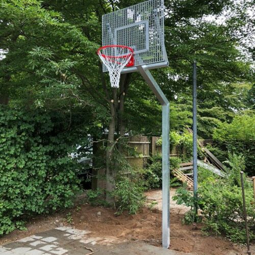Basketbalpaal model Classic 76 Basketbalpaal model Classic, is het meest verkocht op speel en schoolpleinen. Hier afgebeeld in de verzinkte uitvoering en met verzinkt antivandaal en geluidsarm roosterbord.