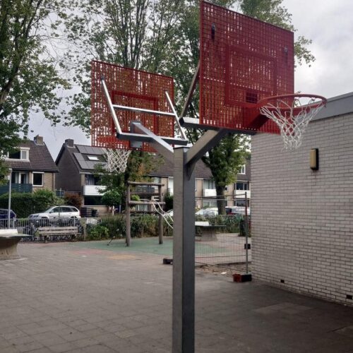 Basketbalpaal model Duo 31 Geluids- en vandalisme-arm. Deze duo basketbalpaal is een aanwinst voor ieder speel en schoolplein.