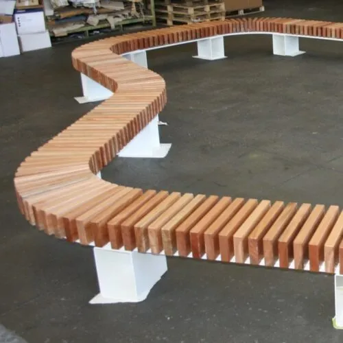 Door de verticale latten, diverse speciale uitvoeringen mogelijk. Afgebeeld met hardhout onbehandeld Iroko