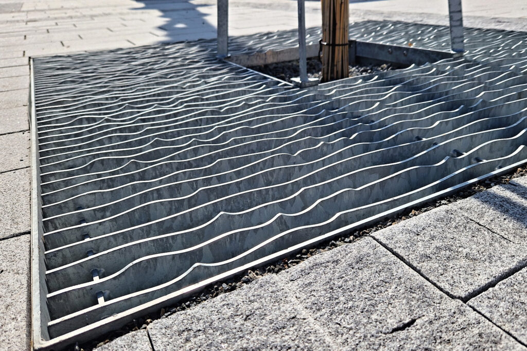 Boombescherming kiezen: van boomrooster en boomkorf tot boombank 8 Boomrooster Grille beschermt de boomspiegel tegen betreding, laat regenwater door en zorgt voor een verzorgde afwerking rondom de boom.