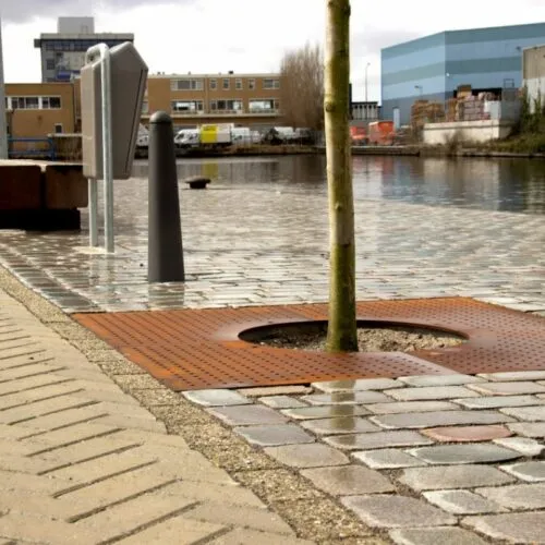 Boomrooster Corten staalvierkant in penbare ruimte