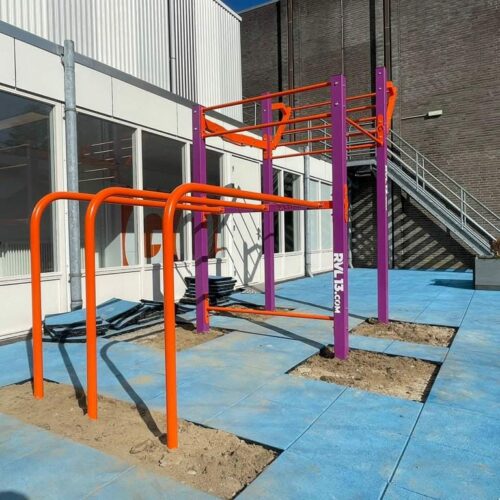 Calisthenics toestel Petum 68 Onze Petum in Arnhem, ons kleinte calistenicstoestel. Buiten sporten op zijn mooist. Bijna iedere kleurencombinatie mogelijk.