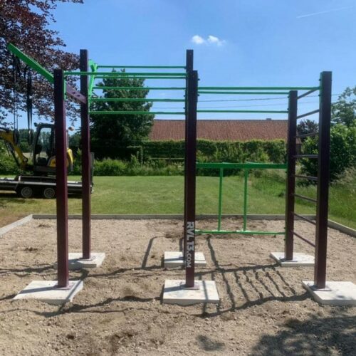Calisthenics toestel Petum 65 Alles staat, nu gaan we een valdempende vloer van rubber aanbrengen (gietvloer)