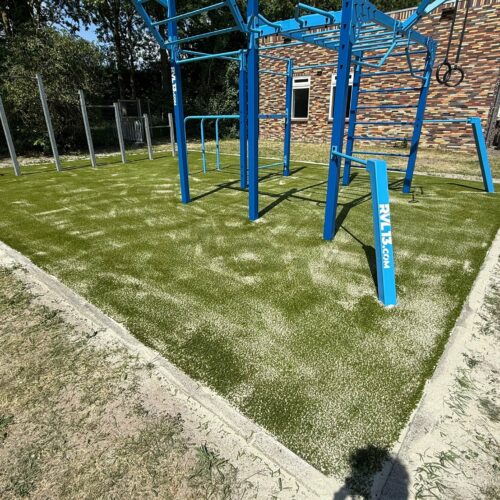 Calisthenics toestel Petum 73 Ons Calisthenicstoestel model Nippur met valdempend kunstgras