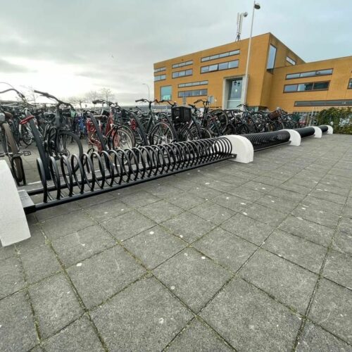 Fietsenrekken model Spirit Concrete 47 Onze fietsenrekken model Spirit Concrete in Den Haag bij het Montessorri-College. De fietsenrekken voorzien van halfronde betonsteunen en gecoat in diepzwart ral 9005