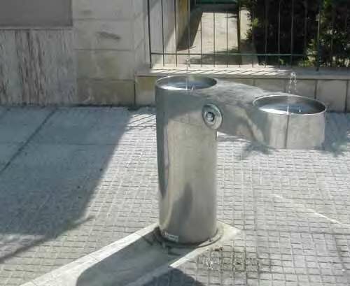 Een mooie blikvanger voor de openbare en semi-openbare ruimte. Dubbele drinkfontein van rvs / inox