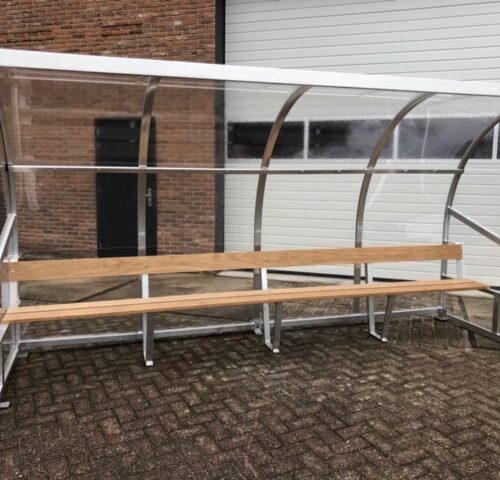 Dug out model 180 41 Uitgevoerd met hardhouten FSC zitting en leuning. Dugout model DO180, leverbaar in lengtes van 3 t/m 7 meter. Afgebeeld de 4 meter uitvoering van deze extra diepe dugout.