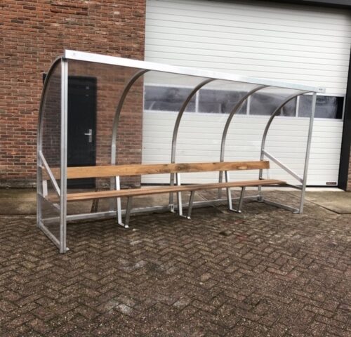 Dugout model 170 31 De4 meter uitvoering van deze degelijke en verrassend voordelige dugout, uitgevoerd met FSC hardhouten zitting en leuning. Gereed voor transport naar de klant.