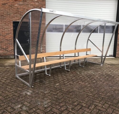 Dug out model 195 17 Dug out model D)195 lengte 4 meter, uitgevoerd met FSC hardhouten zitting en leuning, ook leverbaar met kuipzitjes in uw clubkleuren.