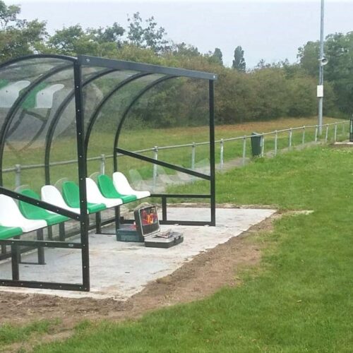 Dug out model 180 45 Dug-outs DO180 met kuipzitjes, het frame gecoat in ral 9005 diepzwart. Stavoren.