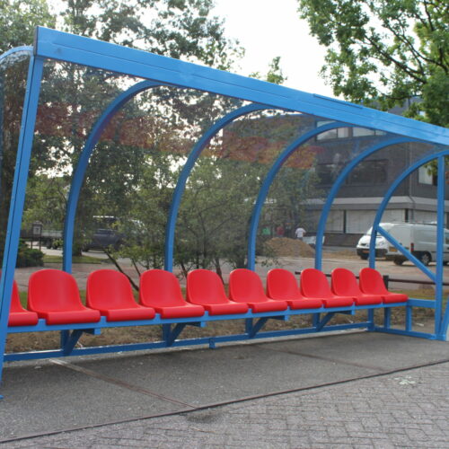 Dug out model 195 20 De 5 meter uitvoering van deze dug-out, gecoat in een fraaie blauwe ral kleur met Smoke- polycarbonaat. Een prachtige dugout met zitkuipjes in het rood.