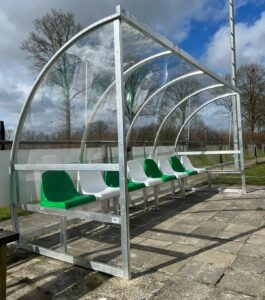 Gelaste aluminium dug-outs gaan jarenlang mee, absoluut een aanwinst voor iedere sportaccommodatie.